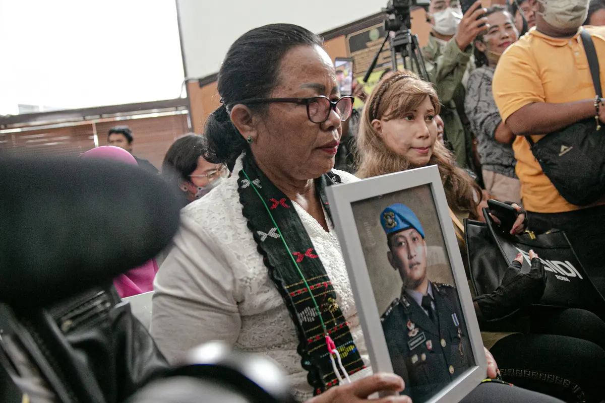 Hadiri Sidang Vonis Ferdy Sambo, Ibunda Brigadir J Bawa Foto Sang Anak