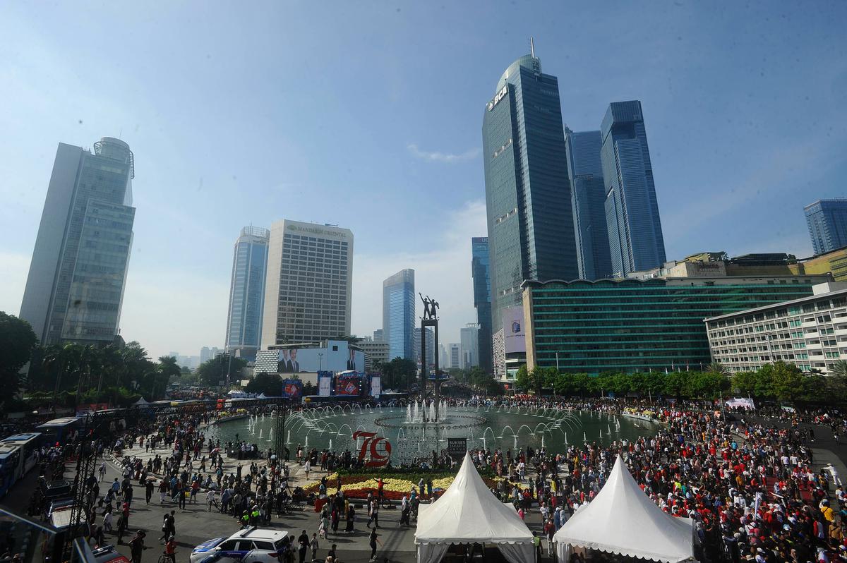 Antusiasme Ribuan Orang Padati Panggung Pesta Rakyat Pelantikan Prabowo di Bundaran HI