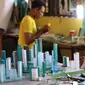 Pekerja tengah membuat maket tata bangunan di industri rumahan di Jakarta, Selasa (2/2/2021). Strategi yang akan diterapkan meliputi bidang perkoperasian, usaha mikro, UKM, kewirausahaan, penyaluran dana bergulir, dan penguatan pemasaran produk. (Liputan6.com/Angga Yuniar)