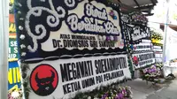 Karangan bunga duka cita dari Ketua Umum PDIP Megawati di rumah Dokter Andra (Naomi Trisna/Liputan6.com)
