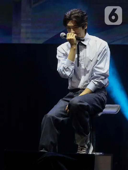 Park Hyung Sik tampil di panggung dengan kemeja berwarna putih bergaris. (Liputan6.com/Herman Zakharia)