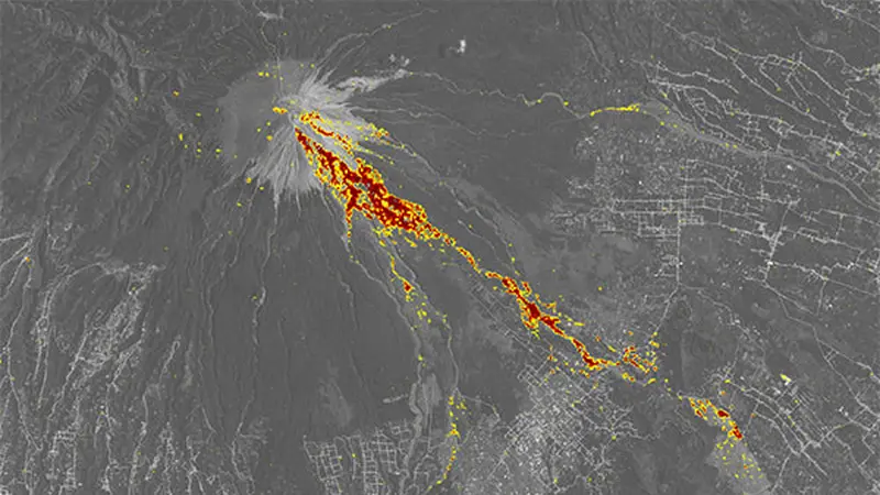 Foto satelit Erupsi Gunung Semeru 4 Desember 2021. (Foto: earthobservatory.nasa.gov via Solopos.com)