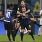 Para pemain Inter Milan merayakan gol yang dicetak oleh Radja Nainggolan ke gawang Juventus pada laga Serie A 2019 di Stadion Giuseppe Meazza, Milan, Sabtu (27/4). Kedua tim bermain imbang 1-1. (AP/Antonio Calanni)