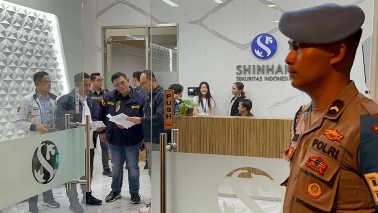 Bareskrim Geledah Kantor Shinhan Sekuritas Bawa Kotak Bertuliskan Barang Bukti Tindak Pidana Pasar Modal & TPPU