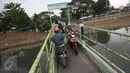 Suasana jembatan penyebrangan KBB di kawasan Tanah Abang, Jakarta, Jumat (30/12).Tidak tersedianya fasilitas penyeberangan lain membuat warga serta pengendara harus berbagi jalan di jembatan yang sempit tersebut. (Liputan6.com/Immanuel Antonius)