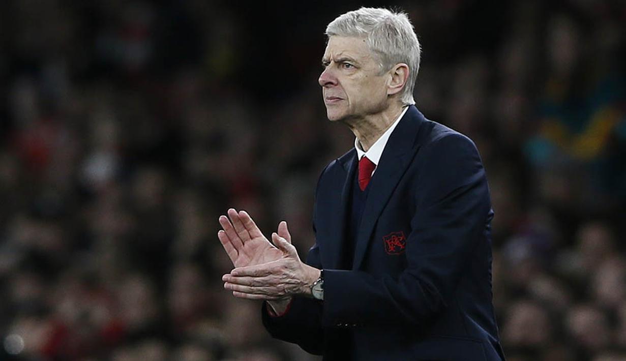 Pelatih Arsenal, Arsene Wenger, memberikan semangat kepada anak asuhnya saat berlaga melawan Bournemouth. (Reuters/Stefan Wermuth)