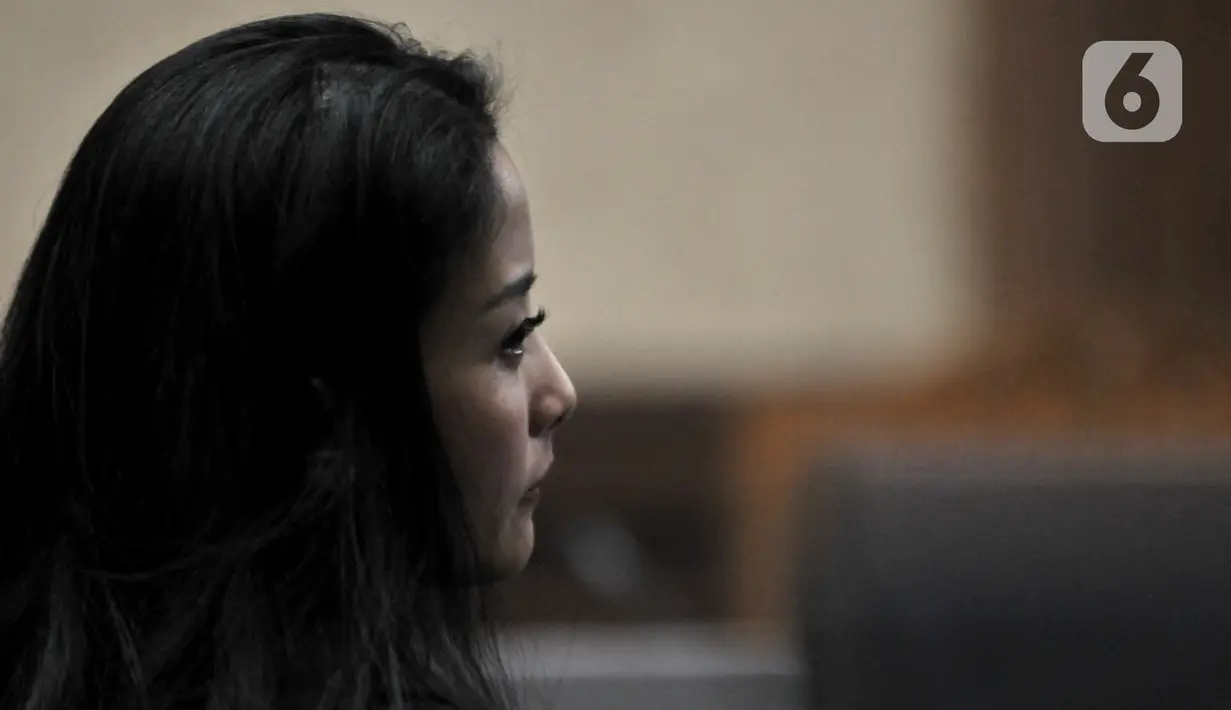 Artis Aima Mawaddah alias Aima Diaz bersaksi dalam sidang lanjutan kasus korupsi pengadaan alat kesehatan dengan terdakwa Tubagus Chaeri Wardana di Pengadilan Tipikor, Jakarta, Senin (9/3/2020). Artis Aima Diaz menjadi saksi bersama Laura Indriani dan Ama Liko Nicolaus. (merdeka.com/Iqbal Nugroho)