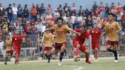 Gelandang Persija, Riko Simanjutak, berusaha melewati pemain Persika Karawang pada laga uji coba di Stadion Soemantri Brodjonegoro, Kuningan, Jakarta, Sabtu (30/12/2017). Persija menang 3-1 atas Persika. (Bola.com/M Iqbal Ichsan)