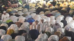 Para jemaah berdoa dan berzikir bersama para ulama Masjid An Nur Empang, Bogor di malam 21 Ramadan 1446 Hijriah untuk mendapatkan berkah malam Lailatul Qadar. (merdeka.com/Arie Basuki)