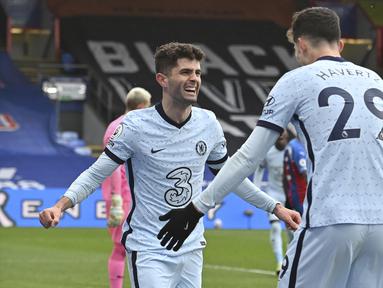 Gelandang Chelsea, Christian Pulisic (kiri) bersama Kai Havertz merayakan gol kedua Chelsea yang dicetaknya ke gawang Crystal Palace dalam laga lanjutan Liga Inggris 2020/2021 pekan ke-31 di Selhurst Park, London, Sabtu (10/4/2021). Chelsea menang 4-1 atas Crystal Palace. (AP/Justin Tallis/Pool)