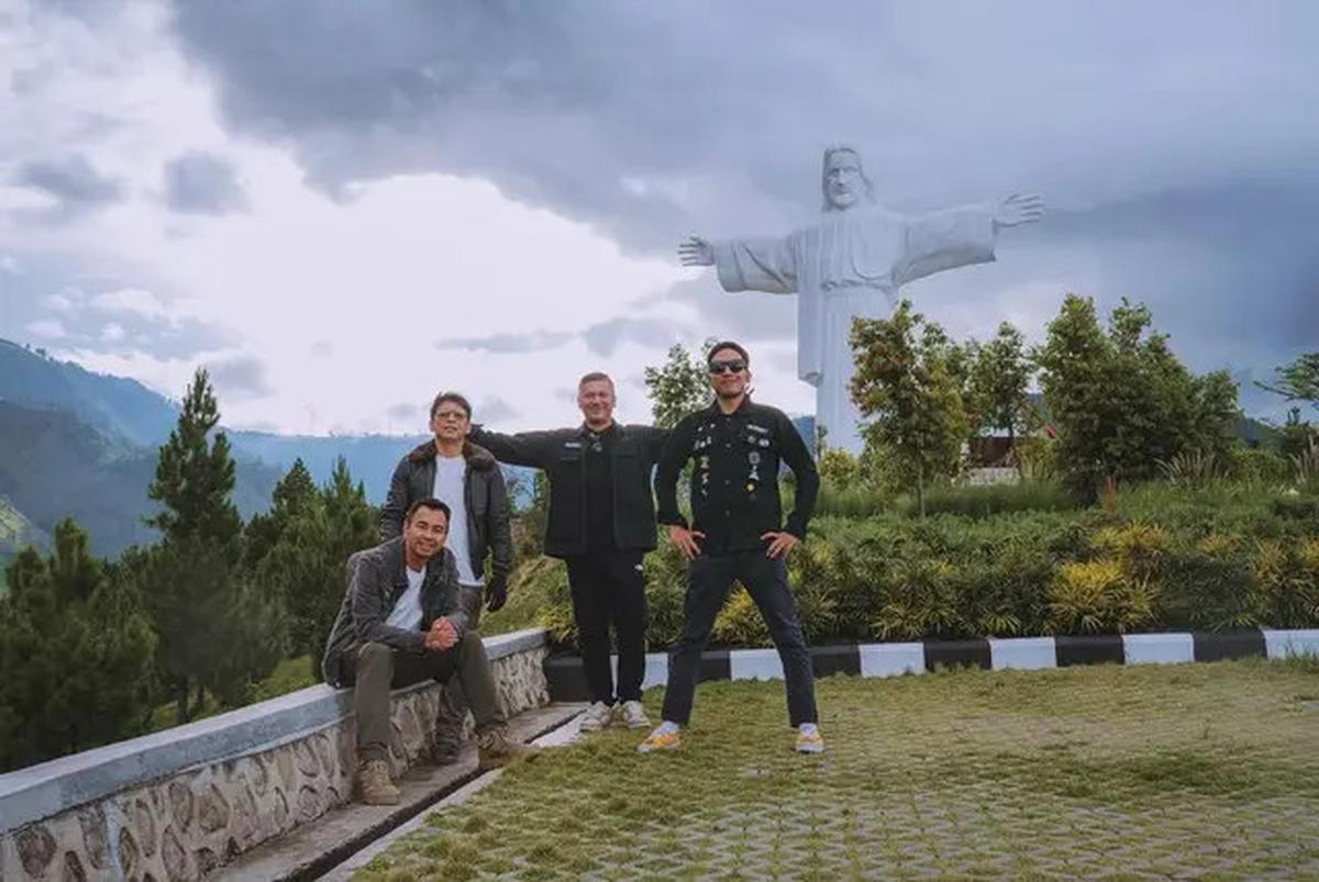 6 Potret Raffi Ahmad, Gading Marten, Desta dan Ariel Noah di Danau Toba, Pose di Kapal Hingga Naik Moge