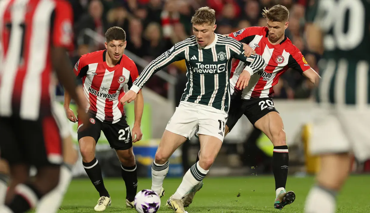Pemain Manchester United, Rasmus Hojlund (tengah) mendapat tekanan dari pemain Brentford Vitaly Janelt (kiri) dan Kristoffer Ajer saat pertandingan sepak bola Liga Premier Inggris di Gtech Community Stadium, London, Sabtu, 30 Maret 2024. (AP Photo/Ian Walton)