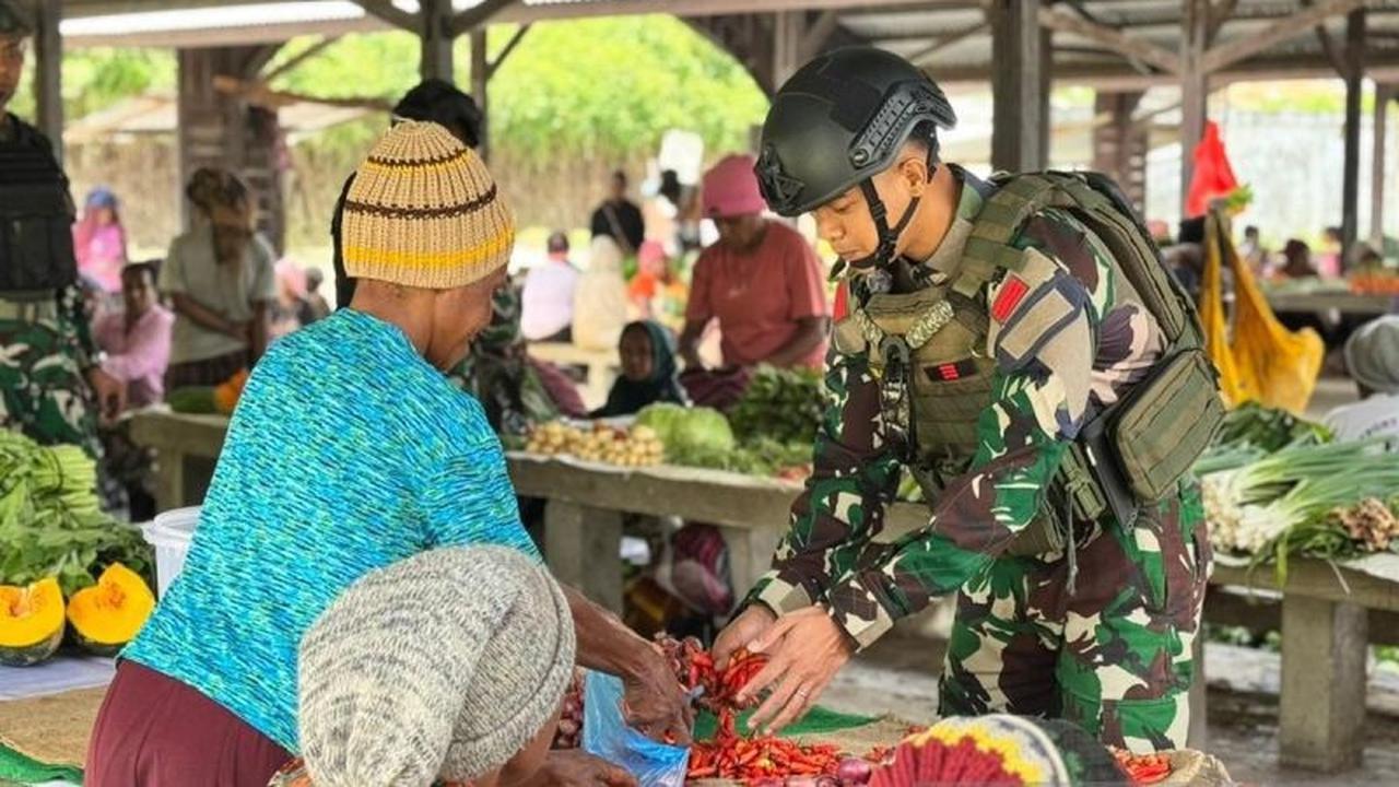 Satgas Yonif 511/DY Perkuat Ekonomi Warga Lanny Jaya dengan Borong Hasil Bumi Lokal