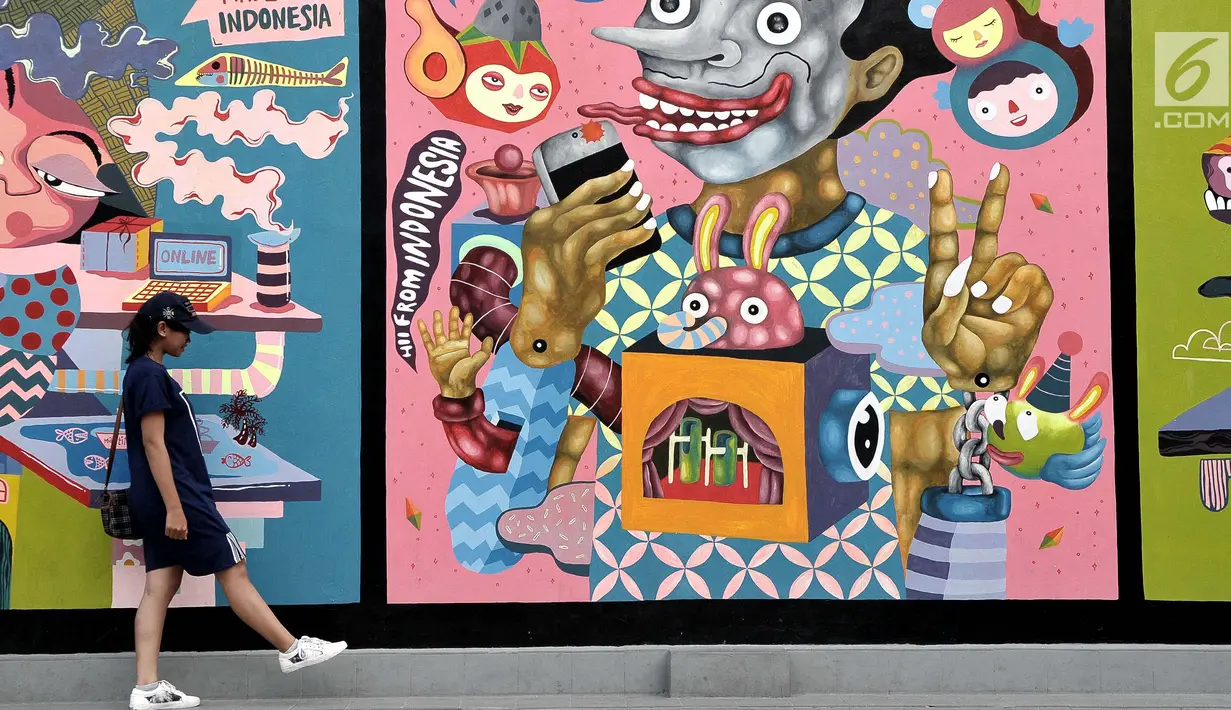 Pengunjung melintas di depan mural karya seniman Yogyakarta yang bertajuk INDONESIA IS GREAT  di museum Galeri Nasional, Jakarta, Sabtu (22/7). Pameran Mural tersebut merupakan agenda rutin museum Galeri Nasional. (Liputan6.com/Helmi Afandi)