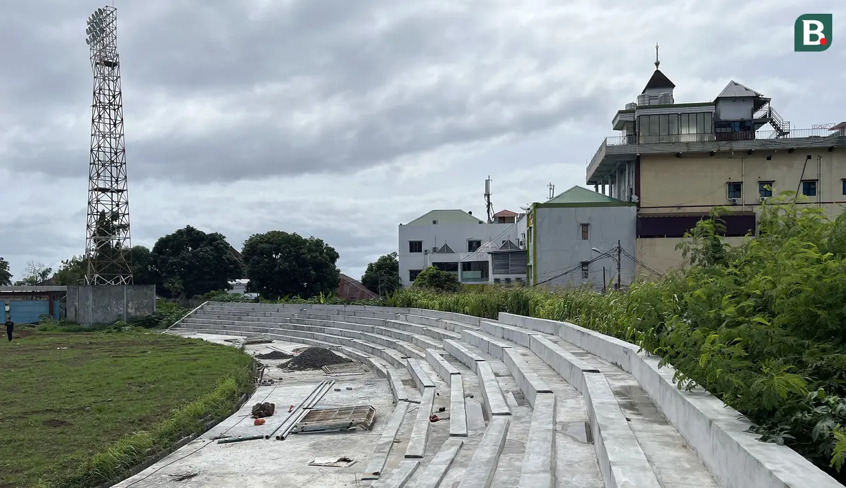 Kondisi renovasi tribune penonton Stadion Gelora Kie Raha yang terletak di Ternate, Maluku Utara pada Kamis, (14/3/2024). Stadion tersebut akan menjadi markas bagi Malut United untuk Liga 1 musim depan. (Bola.com/Hery Kurniawan)