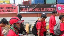 Federasi Pekerja Pelabuhan Indonesia (FPPI) melakukan aksi di Pelabuhan Tanjung Priok, Jakarta, Minggu (1/5). Sejumlah spanduk terpasang saat aksi May day 2016. (Liputan6.com/Angga Yuniar)