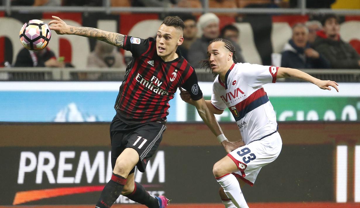 Striker AC Milan, Lucas Ocampos, berebut bola dengan bek Genoa, Diego Laxalt. I Rossoneri mendominasi jalannya laga dengan 71 persen penguasaan bola dan memperoleh delapan peluang bagus dari 20 kesempatan. (AP/Antonio Calanni)