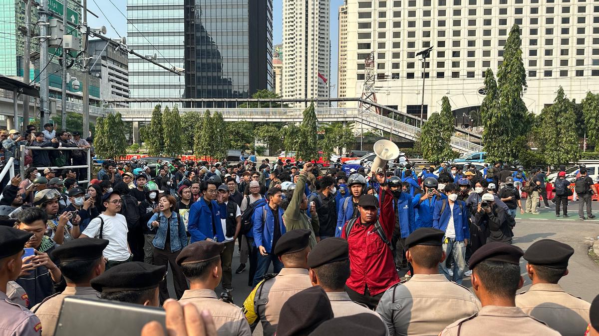 Mahasiswa Bergerak Geruduk Polda Metro Jaya, Jalan Gatot Subroto Ditutup Paksa hingga Macet Total