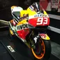 Replika motor balap yang ditunggangi Marc Marquez pada ajang MotoGP tampil pada ajang Indonesia Motor Show (IMOS) 2016 di Jakarta Convention Center. (Bola.com/Andhika Putra)