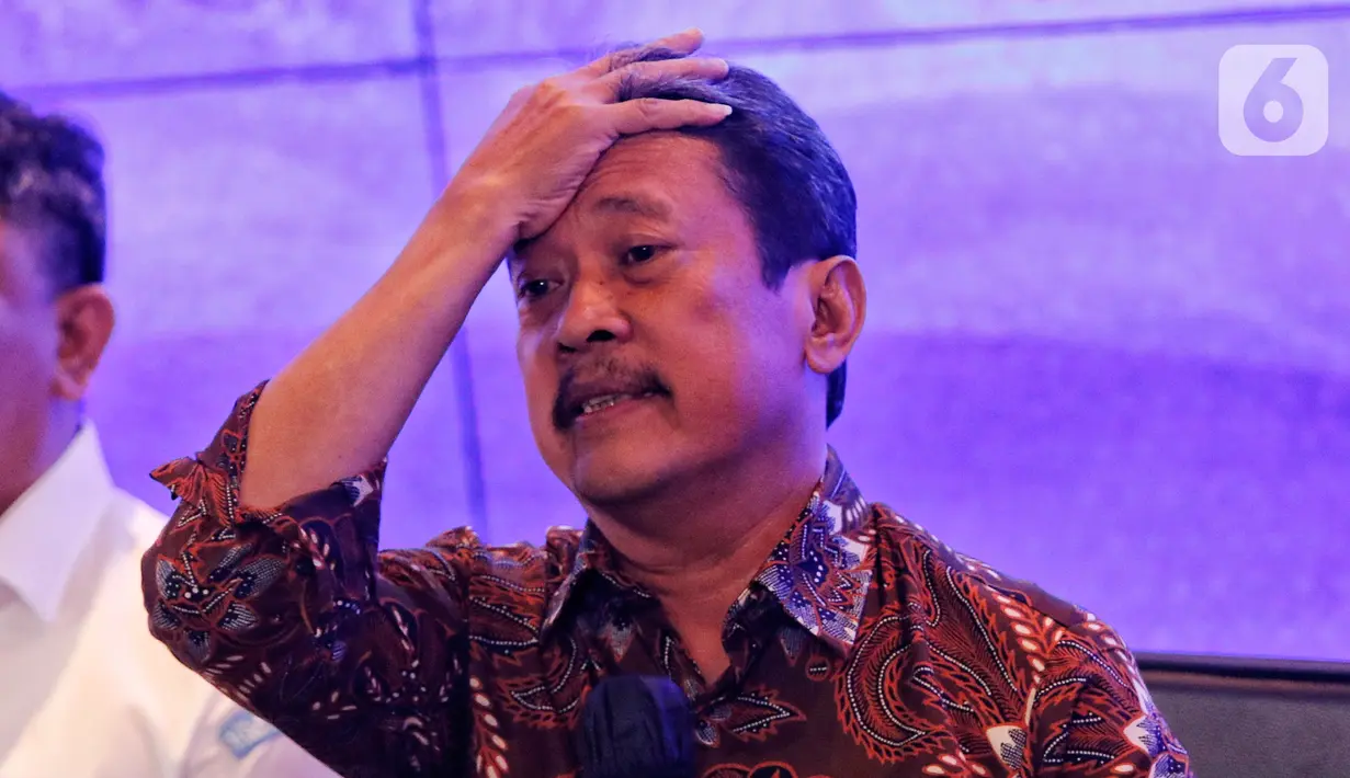 Ekspresi Menteri Kelautan dan Perikanan Sakti Wahyu Trenggono saat menyampaikan keterangan terkait kebijakan Presiden Joko Widodo atau Jokowi yang kembali mengizinkan ekspor pasir laut di Gedung KKP, Jakarta, Rabu (31/5/2023). (Liputan6.com/Angga Yuniar)