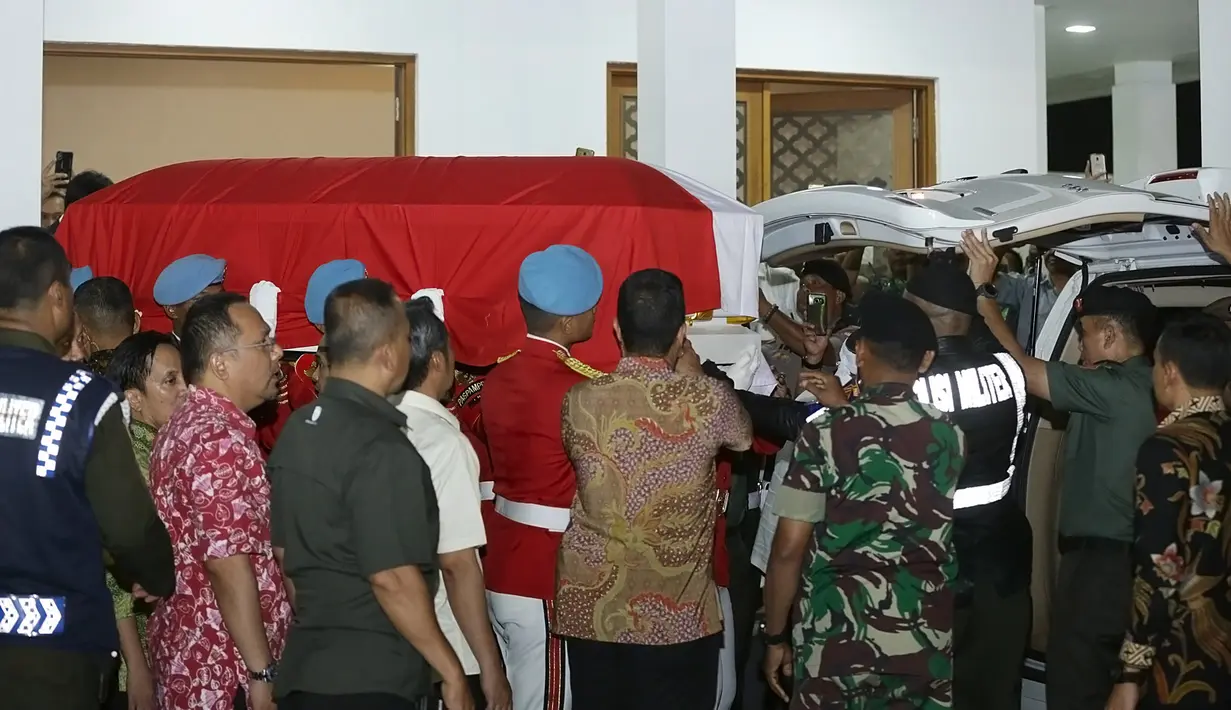 Jenazah BJ Habibie keluar dari RSPAD. (Bambang E Ros/Fimela.com)