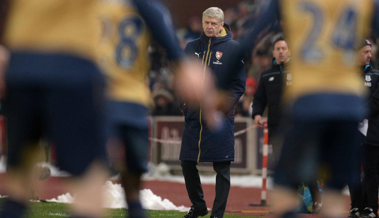 Pelatih Arsenal, Arsene Wenger memperhatikan setiap gerkan para pemainnya saat berhadapan dengan Stoke City pada lanjutan Liga Premier Inggris di Stadion Britannia, Stoke-on-Trent, Minggu (17/1/2016).  (AFP Photo/Oli Scarff)