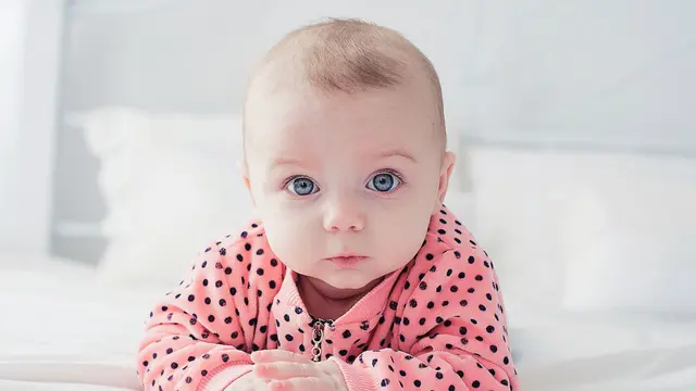 Gambar Baby Lucu dengan Mata yang Indah (sumber: iStock)