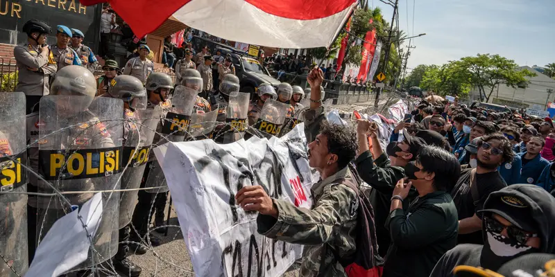 Demo Tolak Revisi UU Pilkada, Mahasiswa dan Masyarakat Surabaya Kecam Sikap DPR