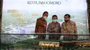 Marketing Director PT Agung Podomoro Land Tbk (APLN) Agung Wirajaya (kiri), CMO Kota Podomoro Tenjo Zaldy Wihardja (tengah) dan Kepala Project Tenjo Mansyur Wahab (kanan) berbincang di sela-sela Ground Breaking Club House Kota Podomoro Tenjo, di Bogor Jawa Barat (07/10/2021). (Liputan6.com/HO/Ading)