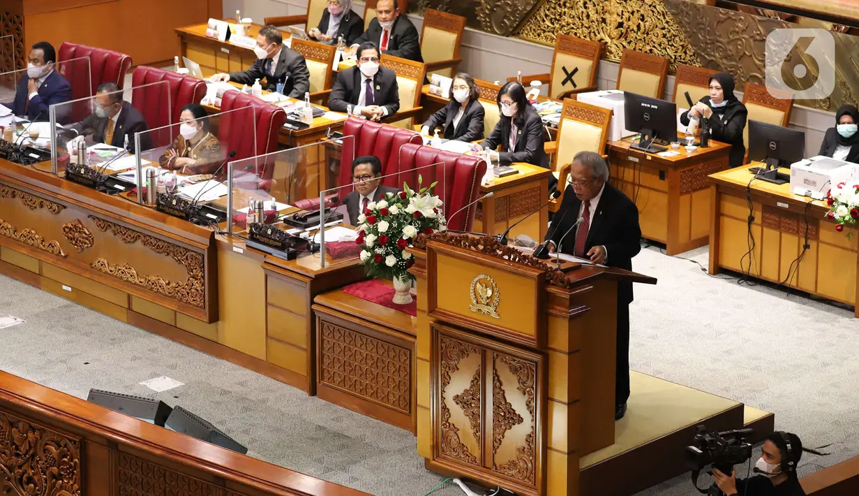 Menteri PUPR Basuki Hadimuljono memberikan pidato pada Rapat Paripurna ke-11 Masa Persidangan II Tahun Sidang 2021-2022 di Kompleks Parlemen, Jakarta, Kamis (16/12/2021).  (Liputan6.com/Angga Yuniar)