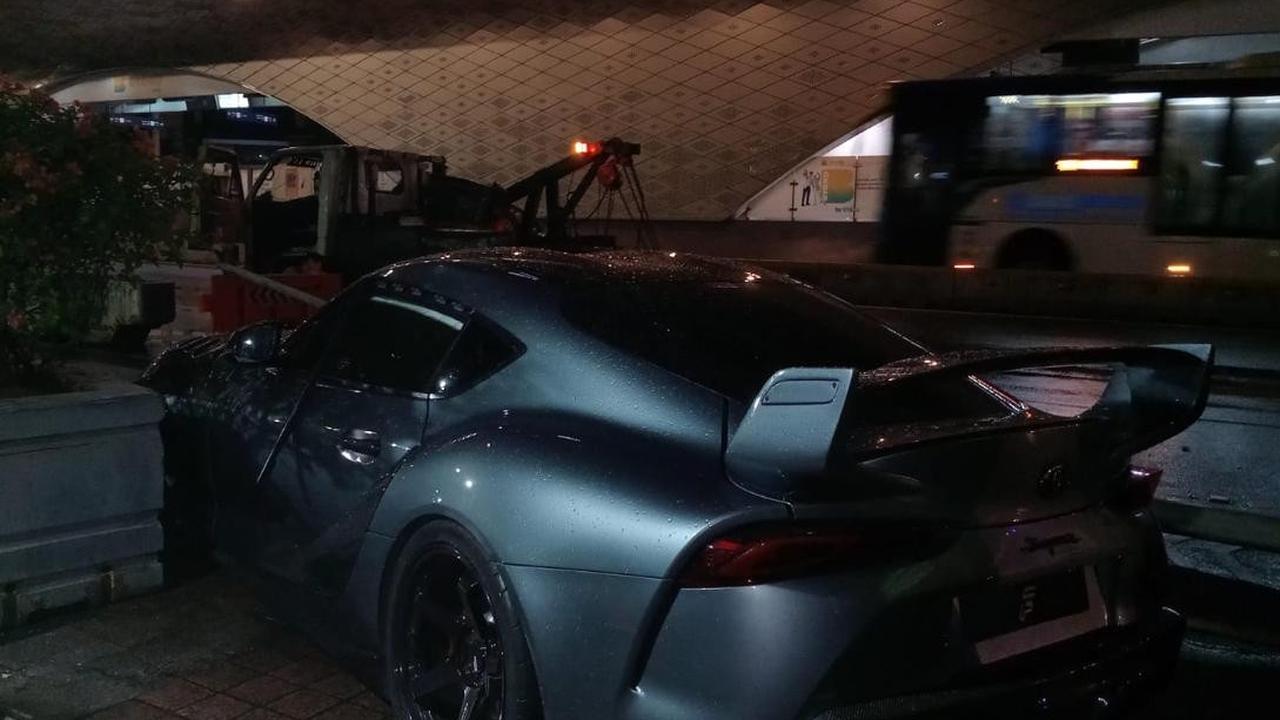 Toyota Supra Hancur Tabrak Tiang di Jalan MH Thamrin