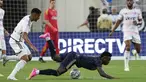 Bek Juventus Danilo (kiri) menjegal penyerang Real Madrid Vinicius Jose Paixao saat mencoba mendapatkan posisi menguasai bola pada laga pramusim di Camping World Stadium, Kamis (3/8/2023) pagi WIB. (AP Photo/John Raoux)