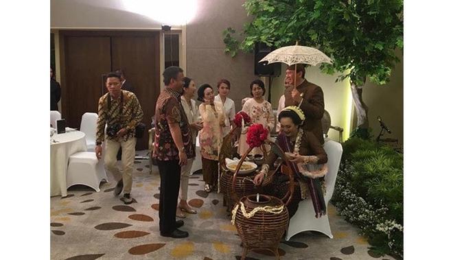 7 Momen Ahok dan Puput Nastiti Gelar Acara 7 Bulanan, Pakai Adat Jawa (sumber: Instagram.com/prasetyodimarsudi)