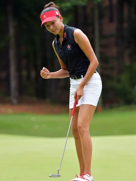 Celeste Dao dari Kanada usai memukul bola setelah birdie di lubang keempat selama putaran kedua turnamen golf wanita AS Terbuka di Shoal Creek, Ala (1/6). (AFP Photo/Drew Hallowell)