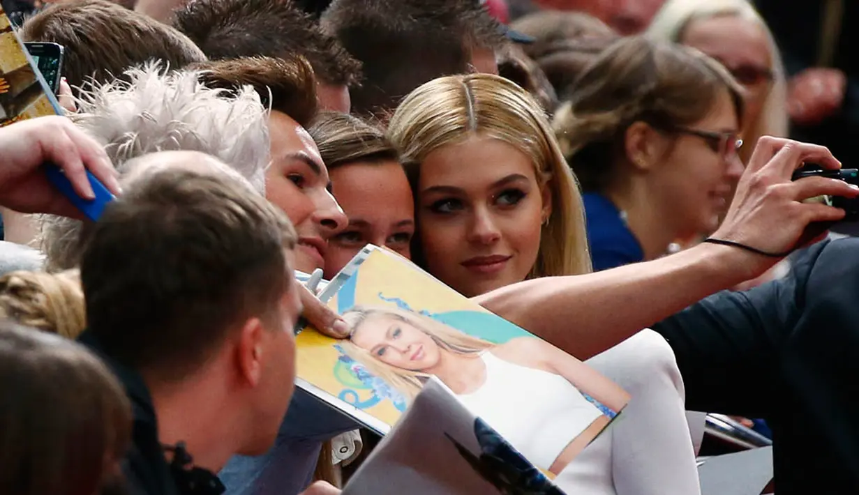 Nicola Peltz berfoto selfi bersama para fansnya. (REUTERS / Thomas Peter)