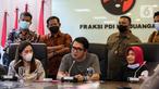 Anggota Komisi III DPR RI Arteria Dahlan bersama Anggiat Pasaribu menggelar Konferensi Pers di Fraksi PDI Perjuangan, Komplek Parlemen, Senayan, Jakarta, Kamis (25/11/2021).  (Liputan6.com/Johan Tallo)