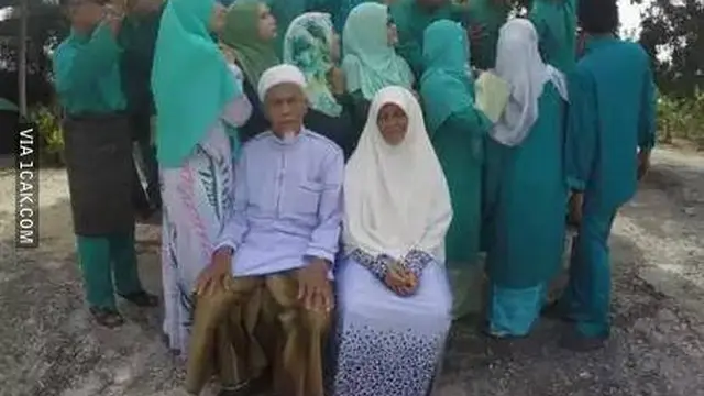 6 Potret Foto Keluarga Ini Curi Perhatian, Unik Sekaligus Kocak