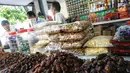 Berbagai jenis kurma dan makanan lainnya dijajakan di Pasar Tanah Abang, Jakarta, Kamis (2/5). Menjelang bulan Ramadan, permintaan buah kurma meningkat dua kali lipat dibanding hari biasa. (Liputan6.com/JohanTallo)