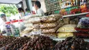 Berbagai jenis kurma dan makanan lainnya dijajakan di Pasar Tanah Abang, Jakarta, Kamis (2/5). Menjelang bulan Ramadan, permintaan buah kurma meningkat dua kali lipat dibanding hari biasa. (Liputan6.com/JohanTallo)