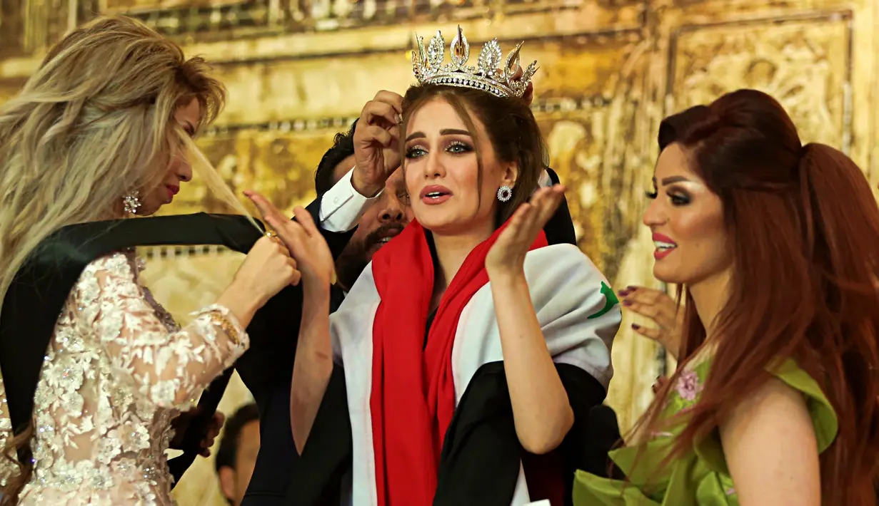 Ekspresi Viyan Amir saat mendapatkan mahkota setelah dinobatkan sebagai Miss Irak  2017 di Baghdad, Irak, (25/5). (AP Photo/Karim Kadim)