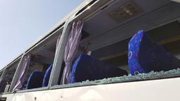 Kondisi bus wisata yang rusak setelah ledakan bom di jalan dekat Piramida Giza, Kairo, Minggu (19/5/2019). Sejauh ini pihak berwenang masih melakukan penyelidikan dan belum mengetahui motif di balik serangan maupun pelakunya. (REUTERS/Amr Abdallah Dalsh)