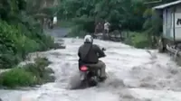 Banjir lahan dingin mengancam warga di zona merah gunung Sinabung. Sementara IRT ini  sukses usaha tas kulit beromzet jutaan rupiah.