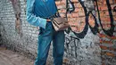 Inspirasi street style yang kece, kamu bisa padukan kemeja dengan vest denim dan boyfriend jeans ala Conchita. (Instagram/Conchizzlin).
