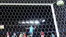 Proses terjadinya gol Barcelona yang dicetak Luis Suarez pada laga Piala Dunia Antarklub melawan Guangzhou Evergrande. (AFP/Toshifumi Kitamura)