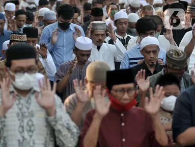Umat muslim saat menunaikan sholat Idul Fitri 1443 Hijriah di kawasan Jatinegara, Jakarta Timur, Senin (2/5/2022). Setelah sempat ditiadakan selama dua tahun akibat pandemi Covid-19, Simpang Jatinegara kembali digunakan warga untuk menggelar salat Idul Fitri. (merdeka.com/Iqbal S. Nugroho)