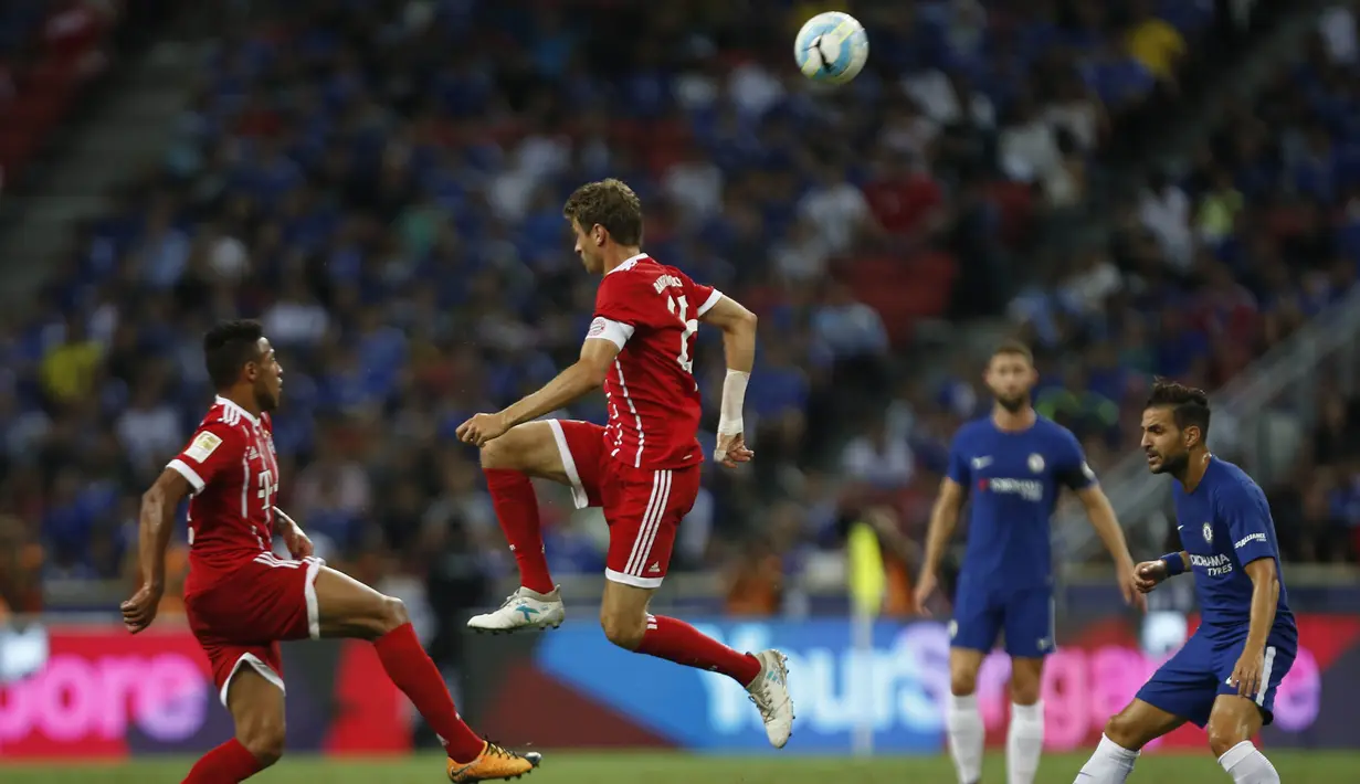Striker Bayern Munchen, Thomas Muller, berusaha menanduk bola saat bertanding melawan Chelsea pada laga turnamen pramusim ICC 2017 di Stadion Nasional Singapura, Selasa (25/7/2017). Bayern Munchen menang 3-2 atas Chelsea. (EPA/Wallace Woon)