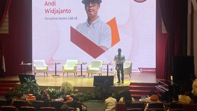 Penasihat Senior LAB45, Andi Widjajanto (AW) saat menghadiri acara Seminar Nasional LAB45 di Perpustakaan Nasional Jakarta, Selasa (8/10/2024).