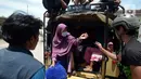 Tim Tanggap Bencana Land Rover Club Indonesia (LRCI) mengevakuasi warga korban banjir di Desa Sindangsari, Kabupaten Bekasi, Jawa Barat, Rabu (24/2/2021). Banjir yang melanda kawasan tersebut diakibatkan jebolnya tanggul Sungai Citarum dan luapan air Sungai Ciherang. (merdeka.com/Imam Buhori)