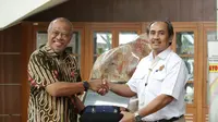 Kepala Bidang Penyelenggara dan Sarana Prasarana Pengembangan SDM, Ade Hidayat menerima kunjungan dari Dinas ESDM Provinsi Kalimantan Timur, di Gedung Diklat PPSDM Geominerba, Bandung, Kamis (14/11).