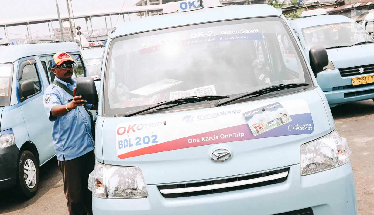 Sopir angkot OK Otrip menunggu penumpang di Terminal Kampung Melayu, Jakarta, Selasa (16/10). Menurut Djoko Setijowarno program OK OTrip gagal karena masih jauh dari harapan serta banyak target yang belum tercapai. (Liputan6.com/Immanuel Antonius)